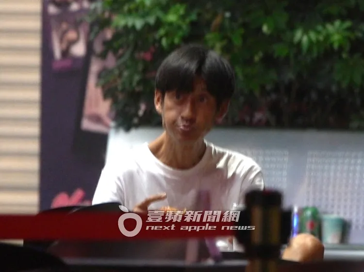 唐治平點了愛爾蘭瘋薯的酸奶薯條跟檸檬莎莎醬腸堡，享用著當日的第2餐。特勤中心攝