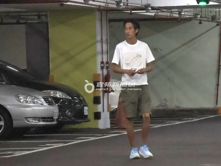 抵達松壽路府前停車場，唐治平又換回白色上衣準備去信義商圈逛逛。特勤中心攝
