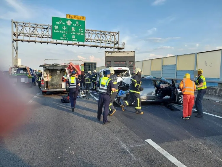 自小客車車尾被撞爛。民眾提供