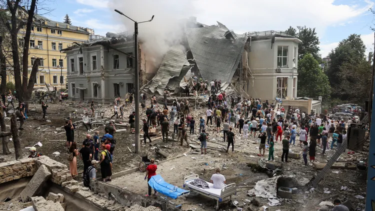 基輔奧瑪迪特兒童醫院被導彈擊中後的景象。路透社