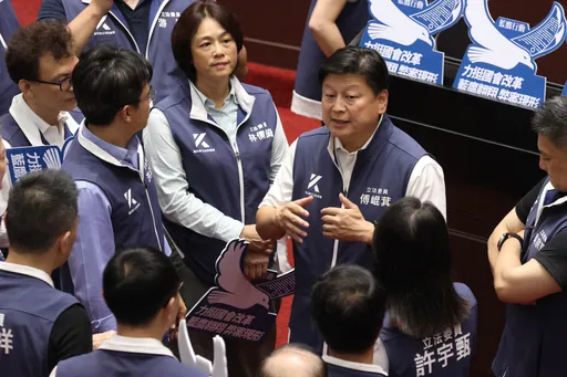 《选罢法》修法蓝绿版本一次看！国民党更加严格「避造假」