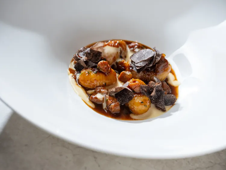 黑松露單點美饌「手工馬鈴薯麵疙瘩、焦糖小牛胸腺、蒙塔西歐起司、黑松露、油蔥」1780元+10%，艾曼紐主廚選用小牛胸腺，其食材獲取珍貴而質地幼滑柔嫩。小牛胸腺嫩煎後散發出淡淡焦糖香，佐以蒙塔西歐起司與牛肉醬汁，入口綻漾著黑松露的優雅氣息。業者提供