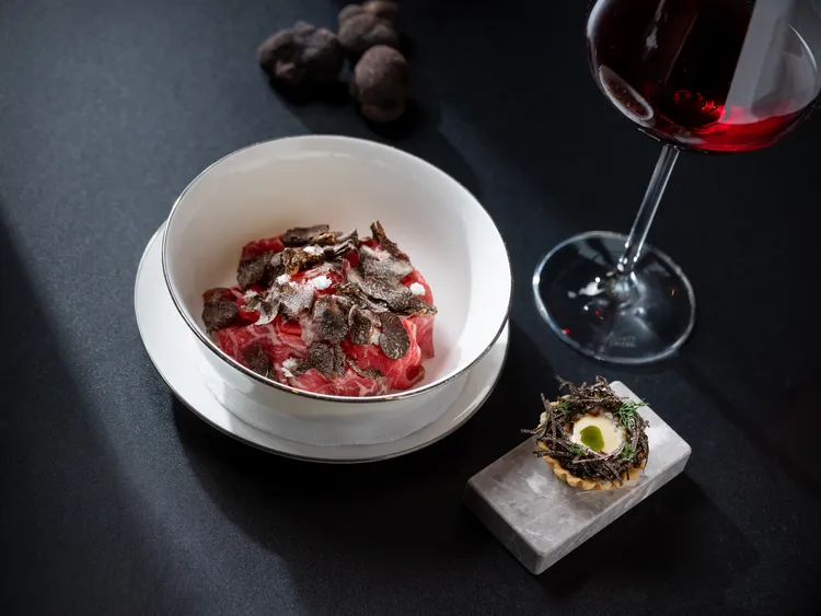 黑松露餐酒晚宴「熟成和牛、鵪鶉蛋、耶路撒冷朝鮮薊脆片、塊根芹、醃漬洋蔥」，主廚選用澳洲熟成和牛，其油花細緻造就柔嫩質感。黑松露引領和牛的肉香鮮美，恣享舌尖上的義式奢華美味。業者提供