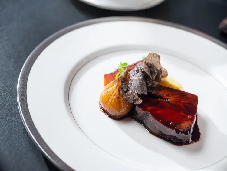 黑松露餐酒晚宴「慢燉和牛牛頰、煙燻洋芋泥、爐烤蘿蔔、紅蔥頭泥」，和牛牛頰肉質爽滑具有彈性，主廚費時將和牛牛頰燉煮至入口即化；黑松露巧妙提升鹹香濃醇的鮮美層次，感受來自義大利豔陽下的暖心滋味。業者提供
