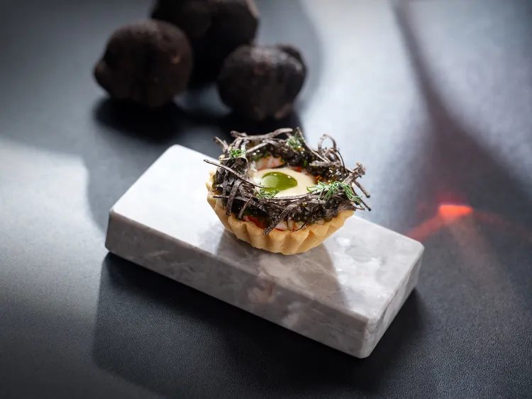 黑松露餐酒晚宴「帝王蟹塔、奧賽嘉魚子醬」，主廚嚴選鮮美肥嫩的帝王蟹，畫龍點睛的黑松露增添以繽紛層次，以輕盈愉悅的口感，揭開奢華饗宴序幕。業者提供