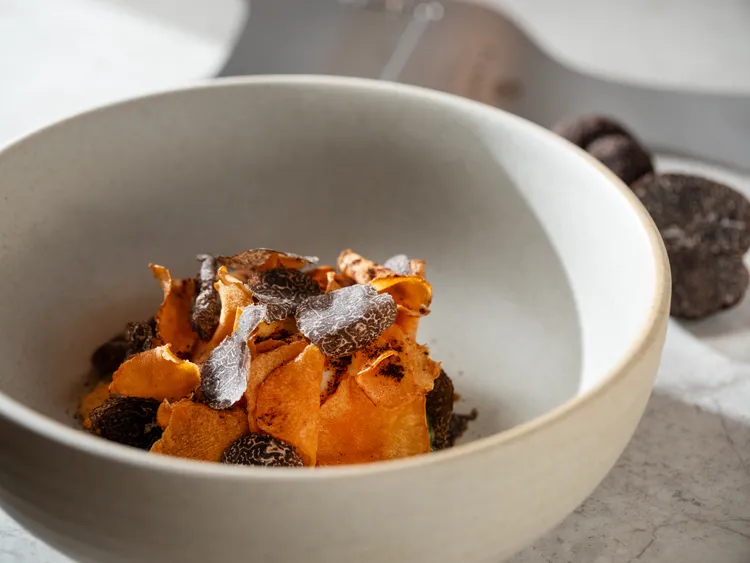 黑松露單點美饌「有機水煮雞蛋、耶路薩冷朝鮮薊、綠蘆筍、黑松露」1480元+10%，酥炸後的朝鮮薊脆片帶著淡雅甜意，搭以滑嫩的有機水煮雞蛋與清香爽脆的綠蘆筍，並添以黑松露的迷人馥郁。業者提供