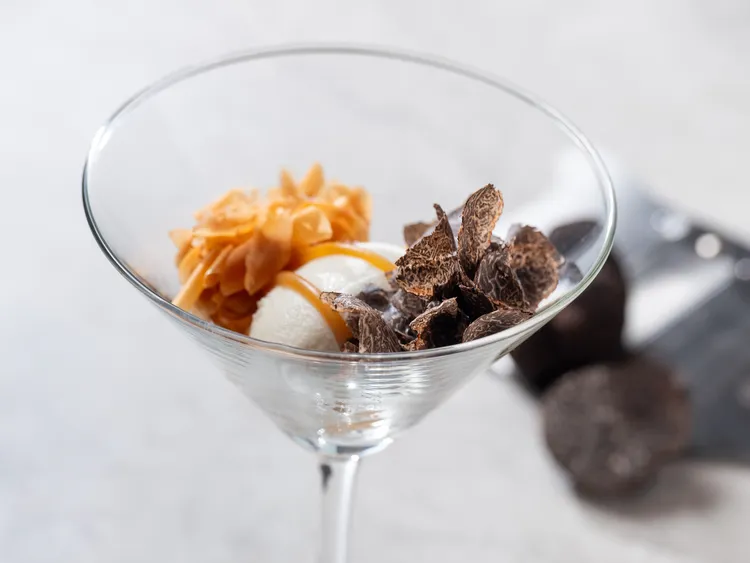 黑松露單點美饌「白巧克力冰淇淋、布里歐麵包、黑松露」780元+10%，手工白巧克力冰淇淋搭以夏威夷豆薄片的奶油香氣，綴以黑松露馥郁的成熟氣息，充滿愉悅甜美的夏季禮讚。業者提供