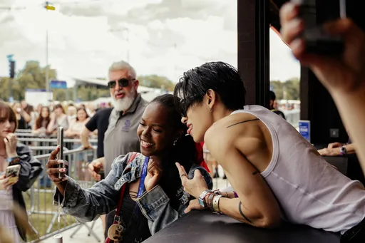 金曲歌后绯闻男友竟是「行走春药」 红到伦敦跟洋妞玩自拍比爱心