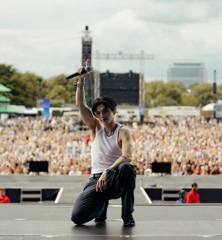 凱爾跟台下萬名歌迷大合照。The Kid Who Flew 翼有限公司提供