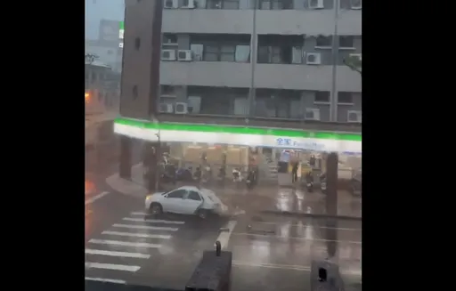 驚悚凱米!花蓮公寓屋頂遭吹翻 墜6樓砸爛1樓轎車車尾