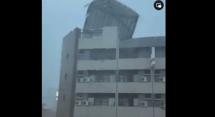 公寓屋頂被吹翻。翻攝畫面