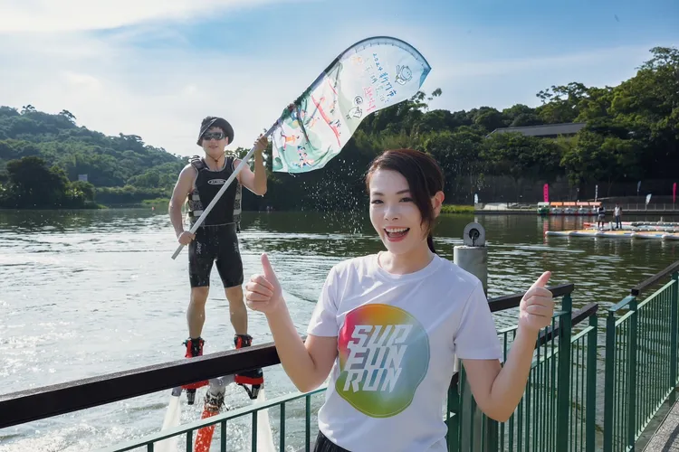 副市長邱臣遠穿戴水上鋼鐵人設備，於湖面凌空飛起、化身水上英雄與高虹安合照。新竹市府提供