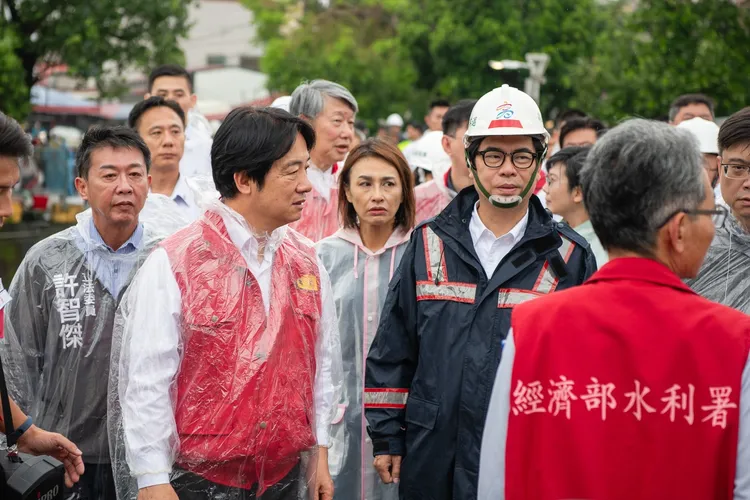 民進黨高雄立委邱議瑩、林岱樺、賴瑞隆、許智傑26日到美濃勘災。邱議瑩臉書2