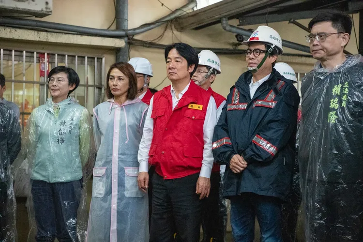 民進黨高雄立委邱議瑩、林岱樺、賴瑞隆、許智傑26日到美濃勘災。邱議瑩臉書