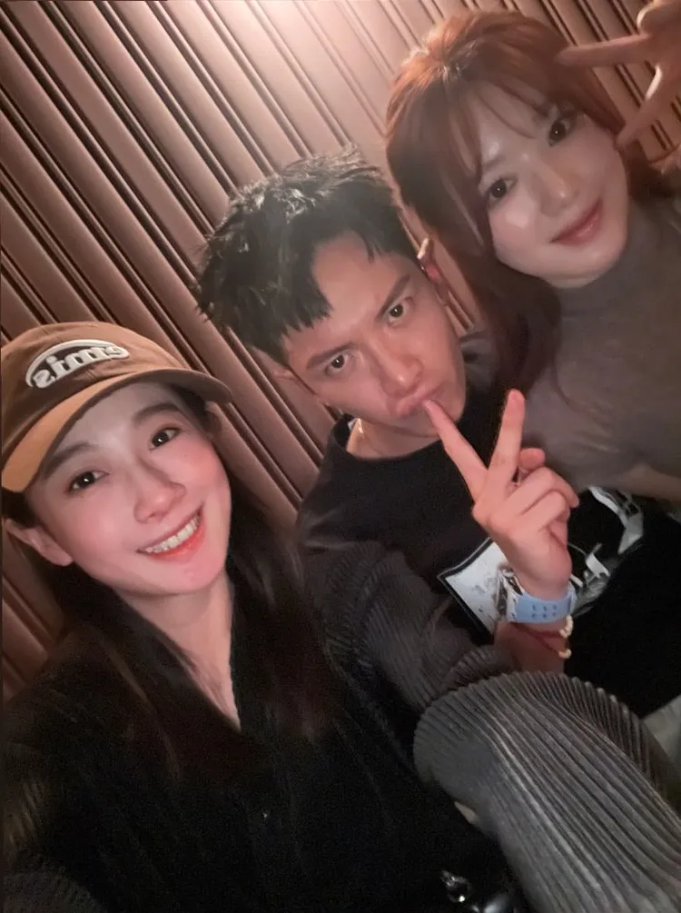 葉舒華（右起）日前在餐廳巧遇柯震東慶生，一起玩自拍，左為方志友。翻攝beatricefang IG