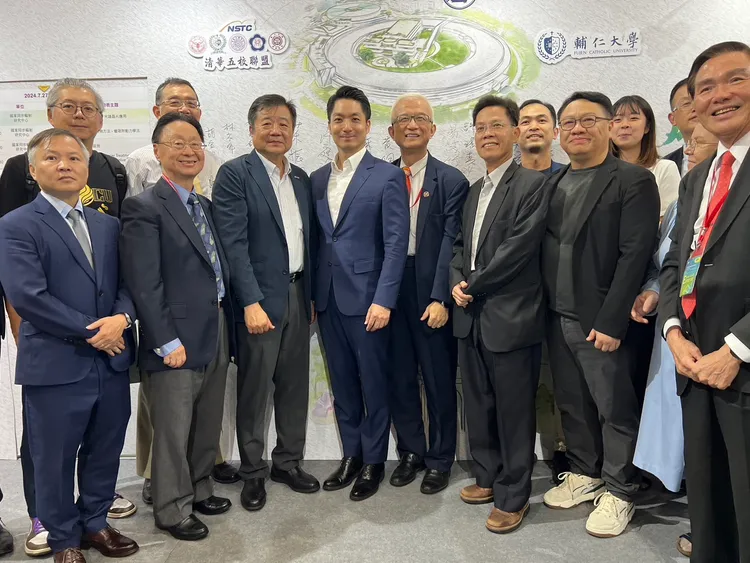 台北市長蔣萬安(中)特別蒞臨輔大展場參觀。輔大提供