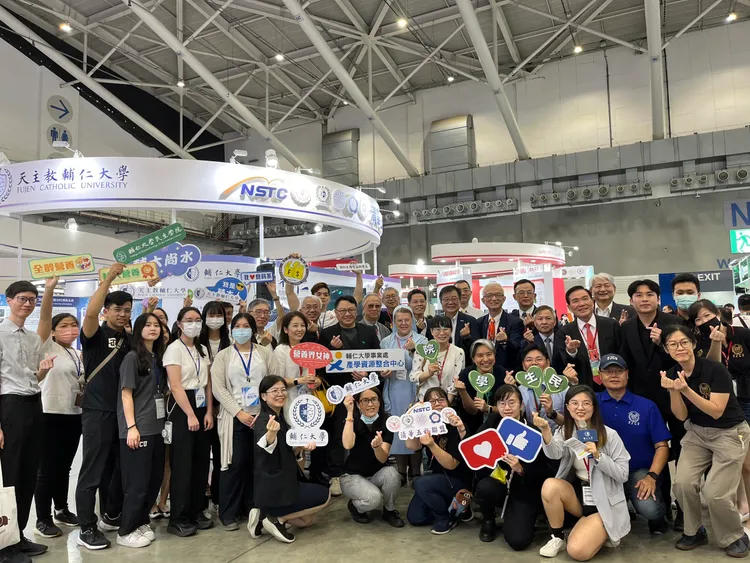 輔大與附設醫院總計展出18項成果。輔大提供