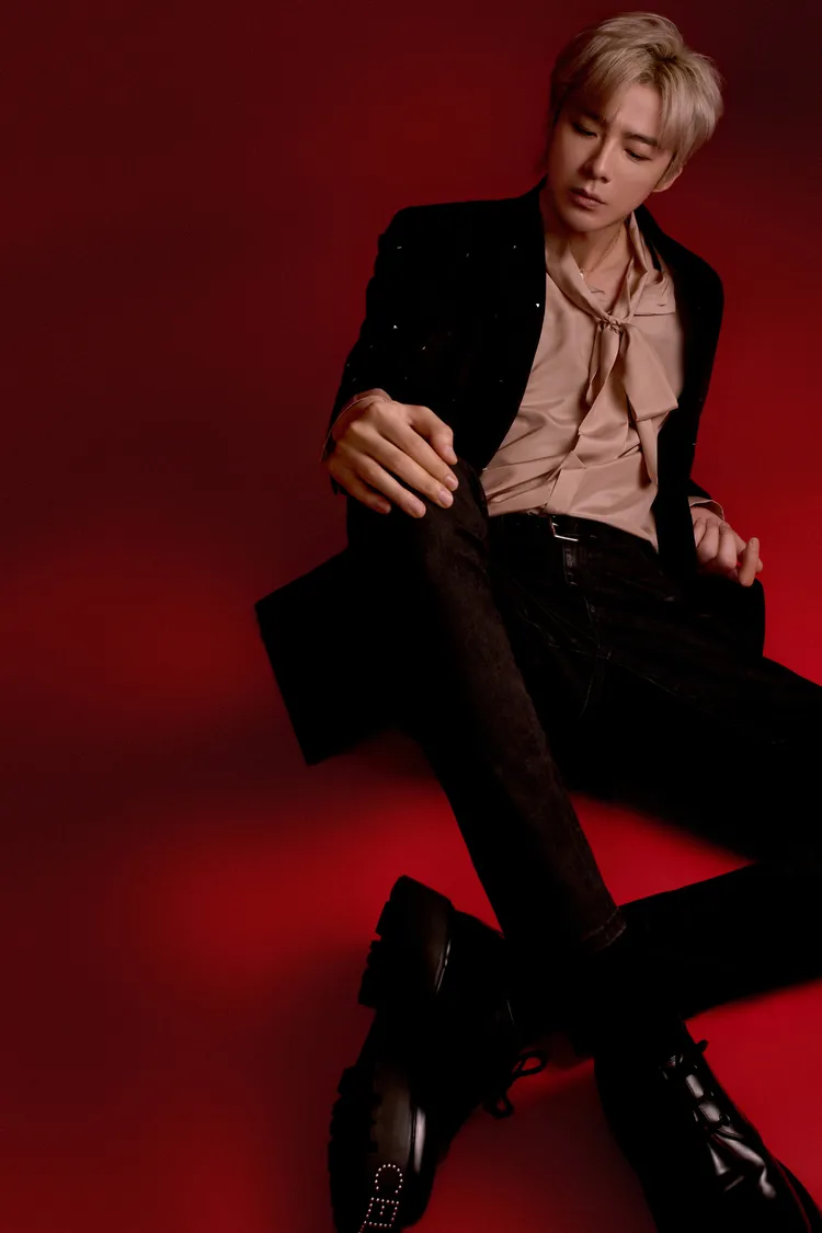 劉宇寧一雙大長腿無處安放。翻攝劉宇寧工作室微博