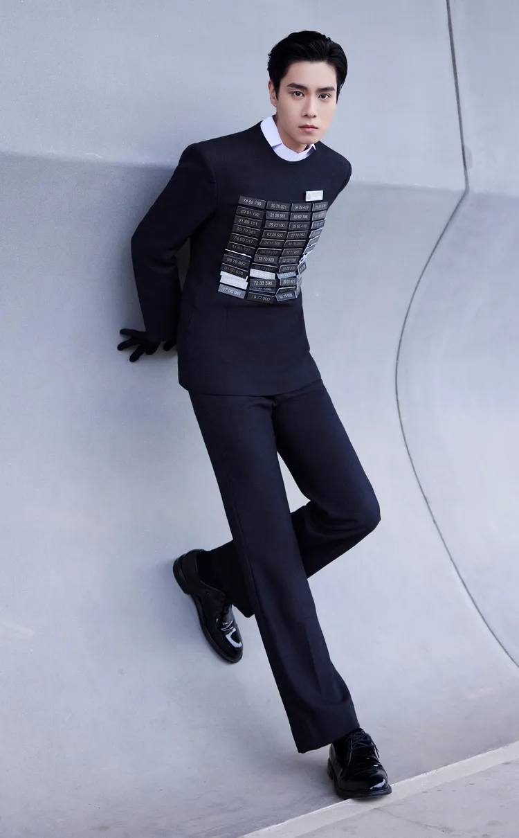 胡一天也有雙大長腿。翻攝胡一天工作室微博