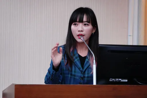 被抓到颱風天出國黃捷還點名4藍委　凌濤反譏：愛說謊又雙標