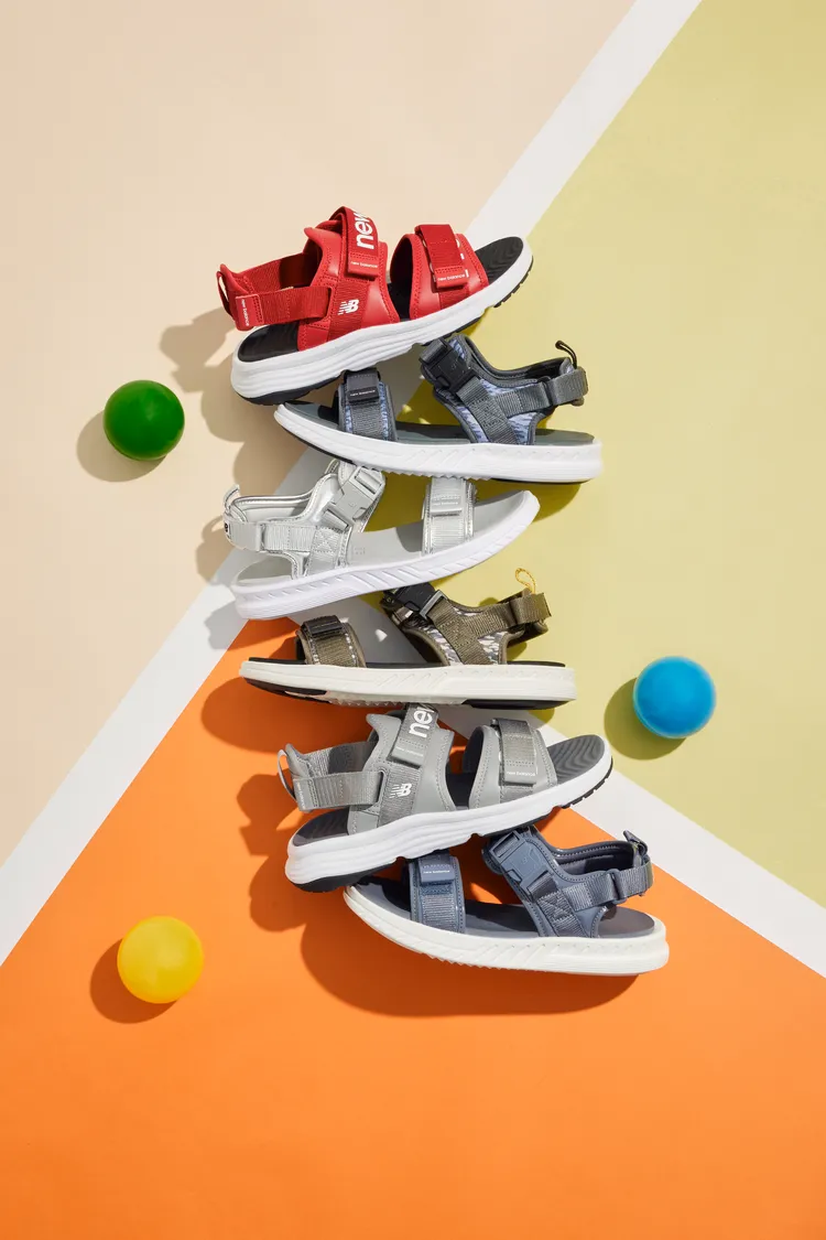 New Balance替涼鞋換上繽紛新色。品牌提供