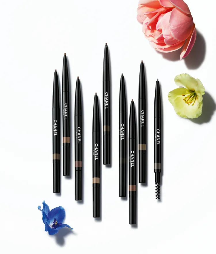 香奈兒防水精細眉筆，各1400元。品牌提供
