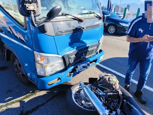 三重忠孝桥货车驾驶「看手机分心」连撞2车 重机骑士惨摔手脚挫伤
