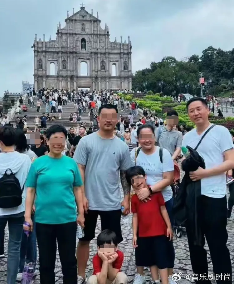 唐鶴德（右）稱與史先生（左二）是朋友，小孩是朋友的。翻攝音樂劇時尚微博