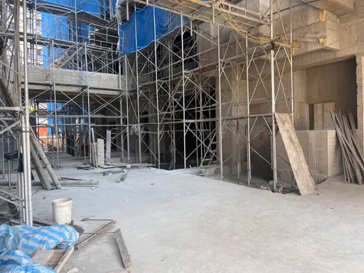 淡水工地內衝突　鋼筋工人遭「電班工人」圍毆！頭部重創送醫