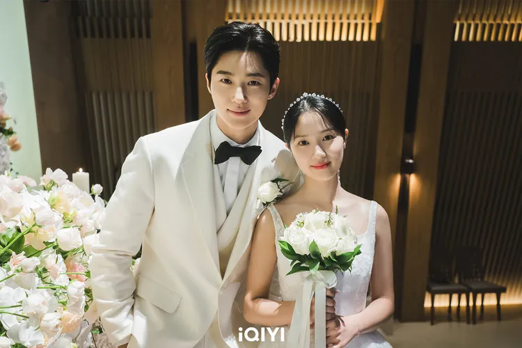 金惠奫（右）、邊佑錫在《背著善宰跑》配對，以「率善CP」人氣暴漲。愛奇藝國際站提供