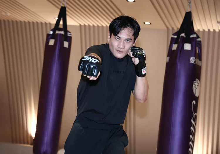 青柳克明揮拳虎虎生風。彭欣偉攝