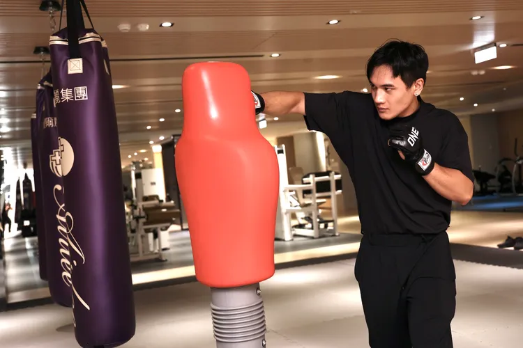 雖然唐治平未現身，青柳克明仍積極練拳。彭欣偉攝