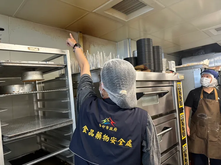 稽查結果未發現發霉食材，但有作業區環境未保持清潔、產品未離地放置等缺失。市府提供