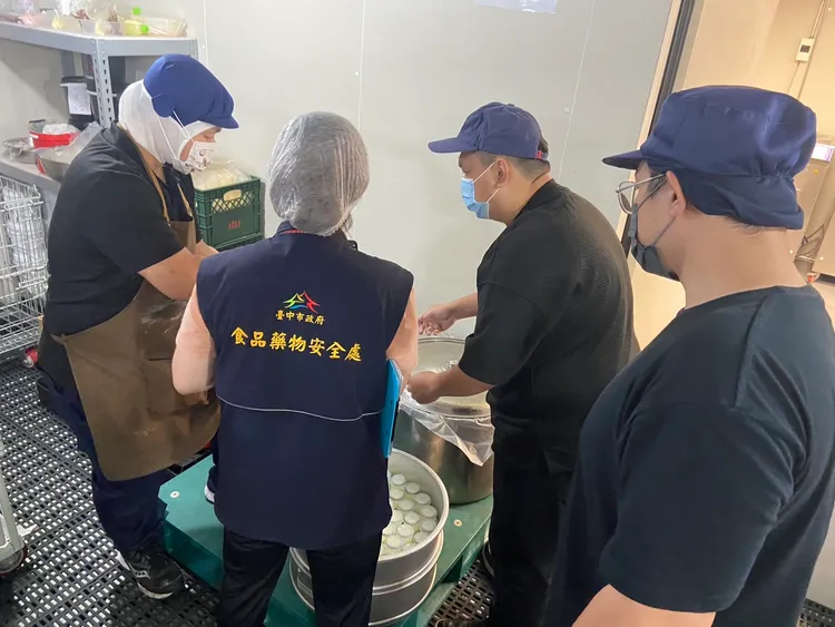 台中市食安處到旅禾泡芙之家稽查食材原料。市府提供