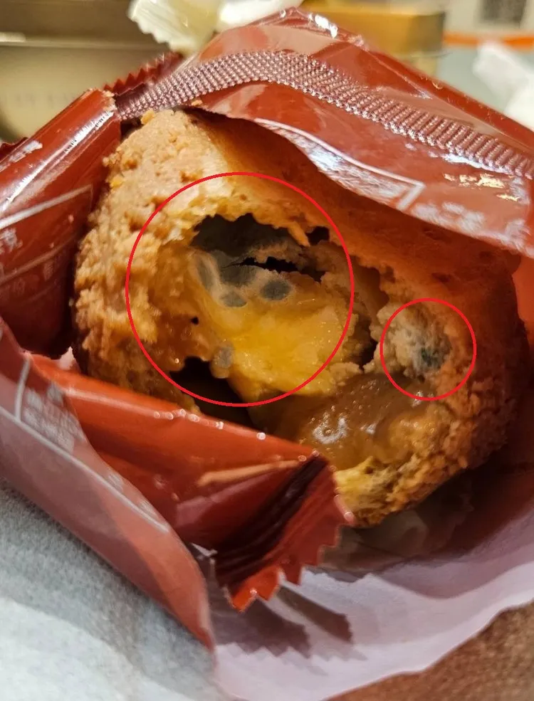 消費者上月在旅禾泡芙之家北車快閃站買到的泡芙，內餡出現發霉。讀者提供