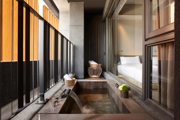 礁溪晶泉丰旅每間房型配有專屬半露天景觀湯池，讓旅客可以輕鬆享受碳酸氫鈉美人湯泉的極致體驗。業者提供