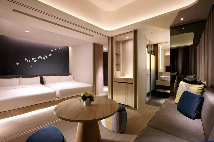 礁溪晶泉丰旅2024夏季線上旅展「通用住宿券」每張6600元，可選擇四人入住「泉思家庭套房一泊一食」，翌日享用與榮獲米其林綠星肯定的小小樹食聯名的輕日式自助早餐。業者提供