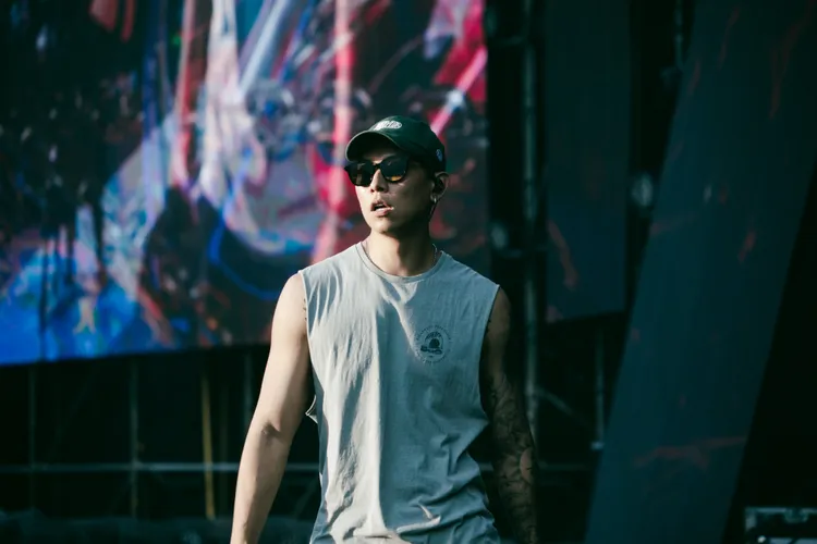 瘦子被拱脫衣。本色音樂提供