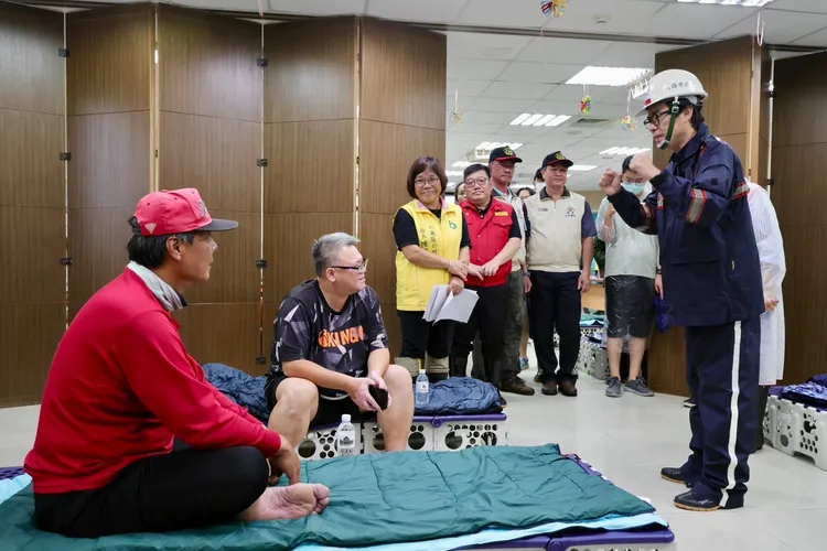 陳其邁市長前往桃源、六龜進行視察，掌握山區防颱物資整備，關心居民預防性撤離情況。市府提供