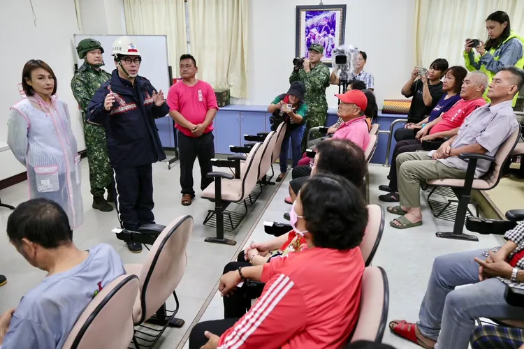 陳其邁市長前往桃源、六龜進行視察，掌握山區防颱物資整備，關心居民預防性撤離情況。市府提供