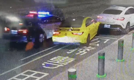 桃機違停賓士「夾縫衝撞」影片曝光! 航警開13槍仍被駕駛逃了