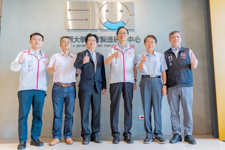 張善政出席傳統產業邁向智慧製造趨勢論壇。桃園市府提供
