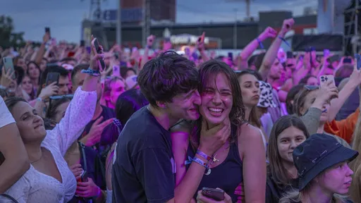 戰火中的音樂:基輔阿特拉斯音樂節 數千人齊聚慶祝短暫和平時刻!