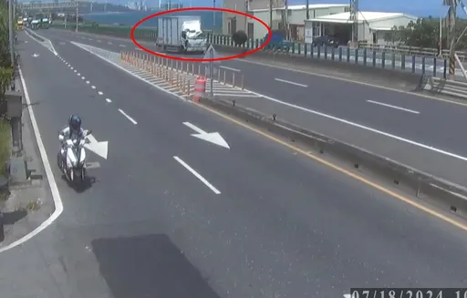 「進擊的輪胎」險殺人！台61離奇車禍驚悚影片曝光　貨車駕駛倒楣遭殃