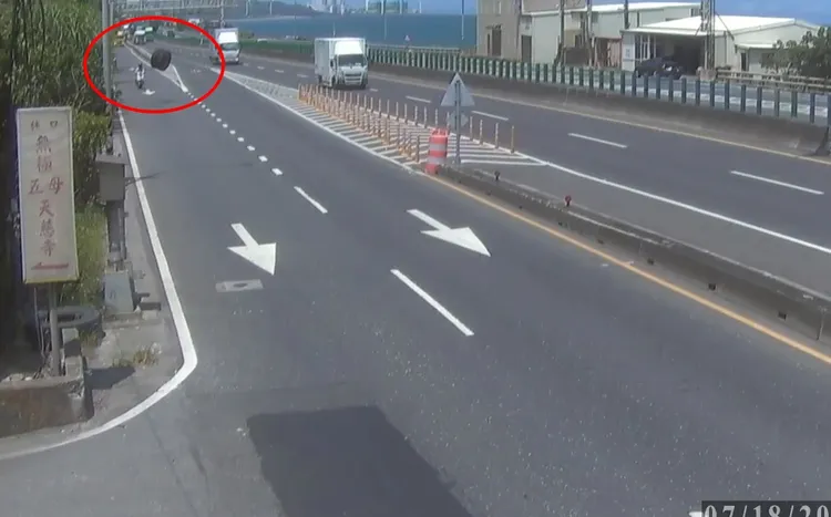 騎士險遭輪胎砸中。警方提供