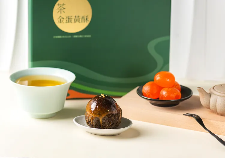 貓茶町鐵觀音茶金蛋黃酥。業者提供