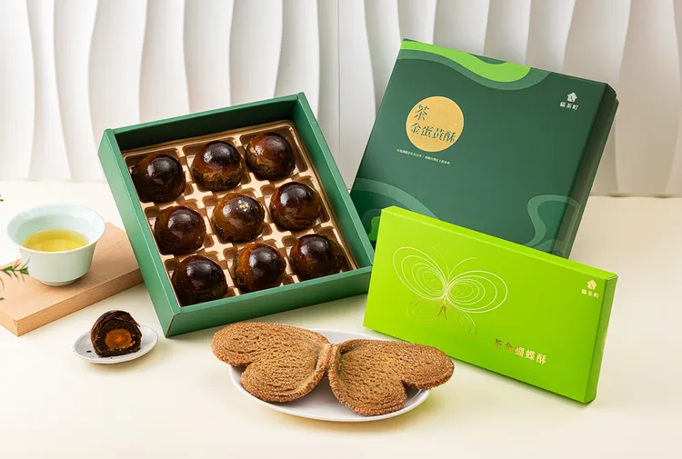 凡購買任兩盒「鐵觀音茶金蛋黃酥」系列，送「茶金蝴蝶酥」一入。業者提供