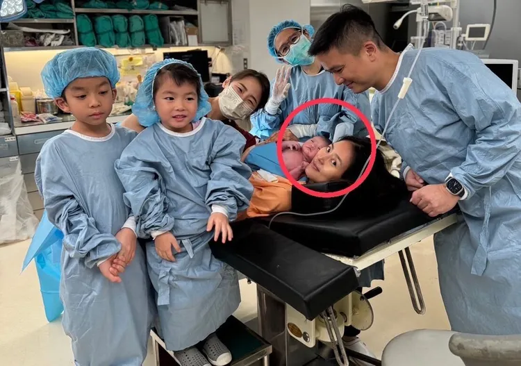 劉香慈母女（紅圈處）均安，老公兒子和妹妹都在場陪伴。劉香慈提供