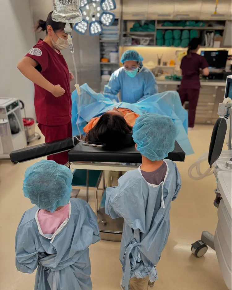 2個寶貝兒子站在媽媽後方。翻攝劉香慈臉書