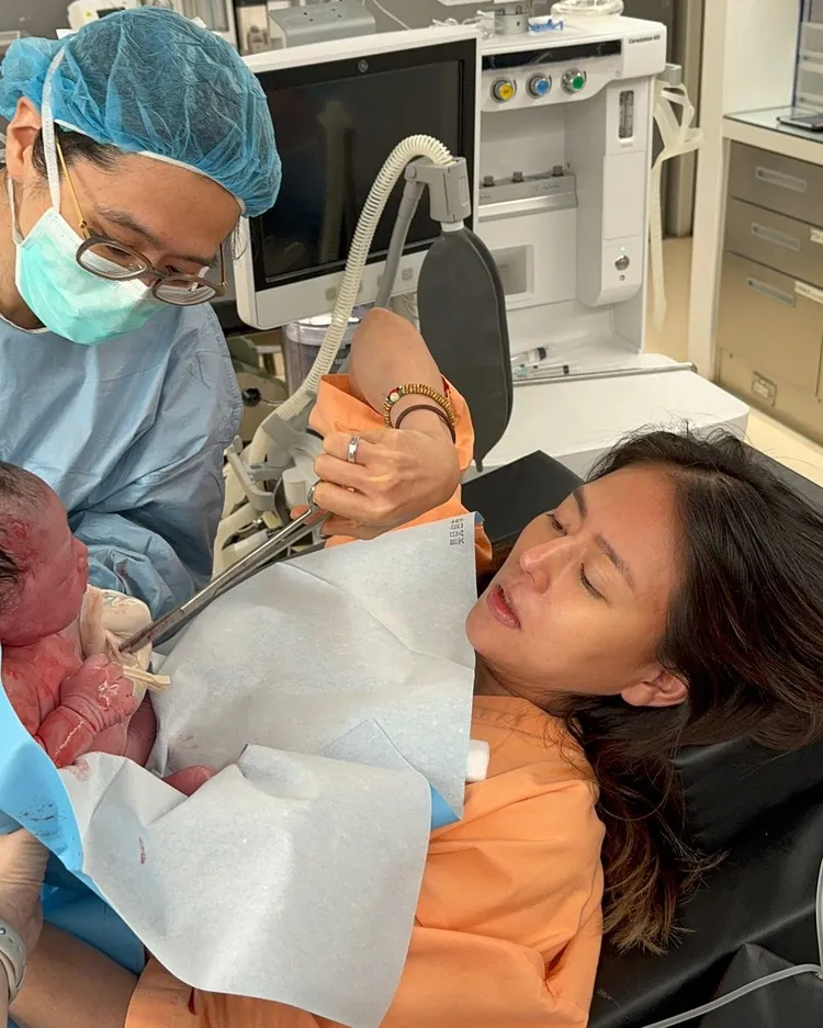 劉香慈為女兒剪臍帶。翻攝劉香慈臉書